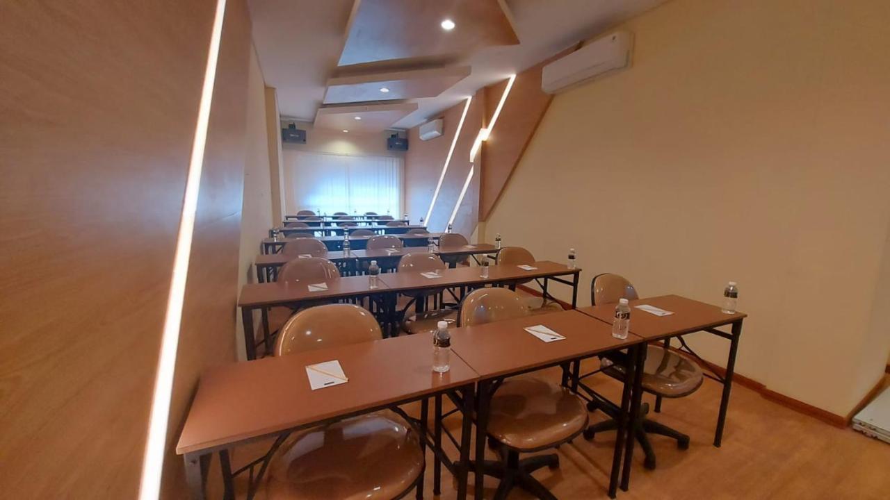 Bekizaar Hotel Surabaya Exterior photo